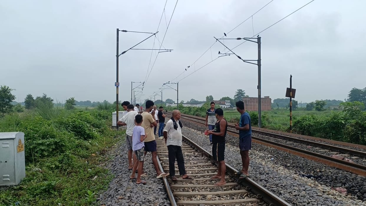Bihar News Two youths were hit by a train in Siwan, a painful death