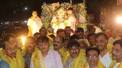 Kanpur: Procession of Shri Shyam on blue horse, devotees danced