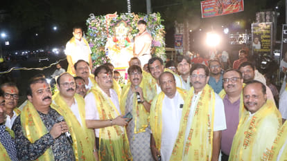 Kanpur: Procession of Shri Shyam on blue horse, devotees danced