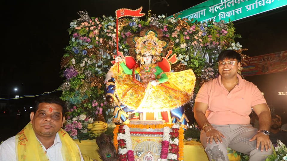 Kanpur: Procession of Shri Shyam on blue horse, devotees danced