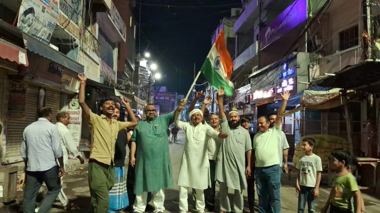 Bihar News: पाकिस्तान पर टीम इंडिया की जीत पर झूम उठा मुजफ्फरपुर, पटाखों और नारों से गूंजा शहर; खिले चेहरें...