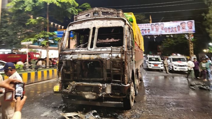 Indore News Major truck accident sadak hadsa Airport Road