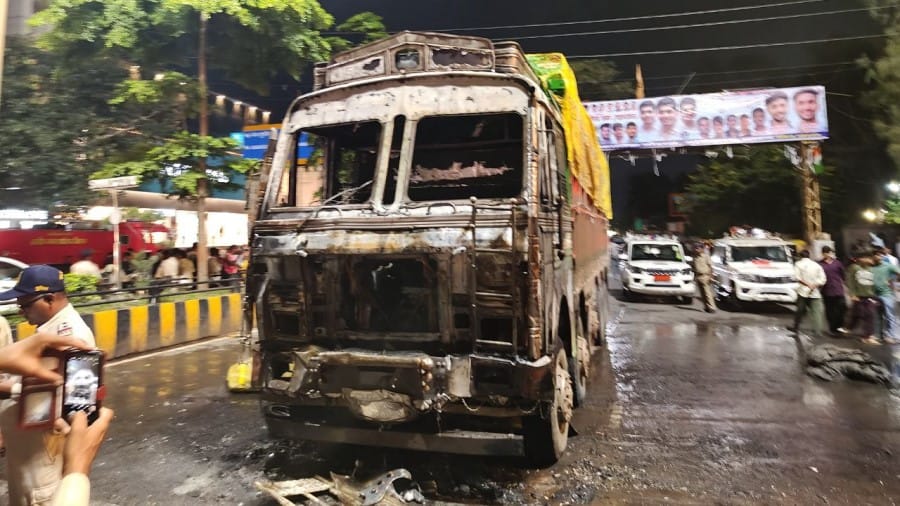 Indore News Major truck accident sadak hadsa Airport Road