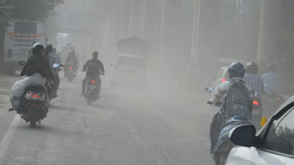 Kanpur: Far from filling potholes, Metro is not even sprinkling water, dust is flying all day long