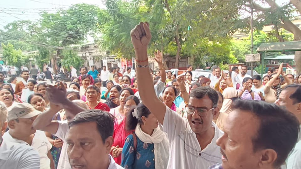 Kanpur: Teachers demonstrated outside the District Magistrate's office demanding removal of TET compulsion