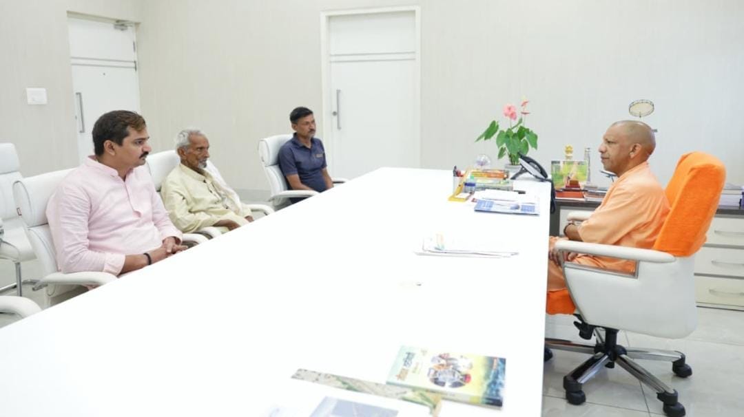 CM Yogi met the father and brother of the BJP worker who died in police lathicharge in Gajiur.