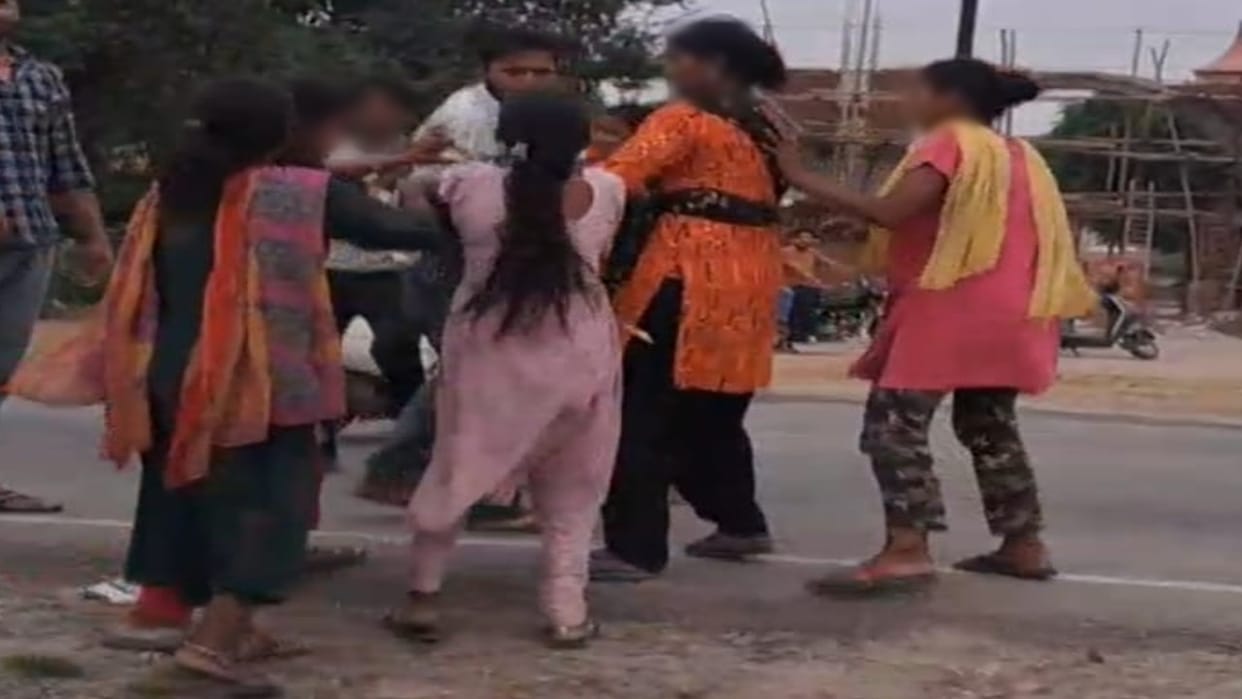 youth beaten by girls on the road video went viral in Bareilly