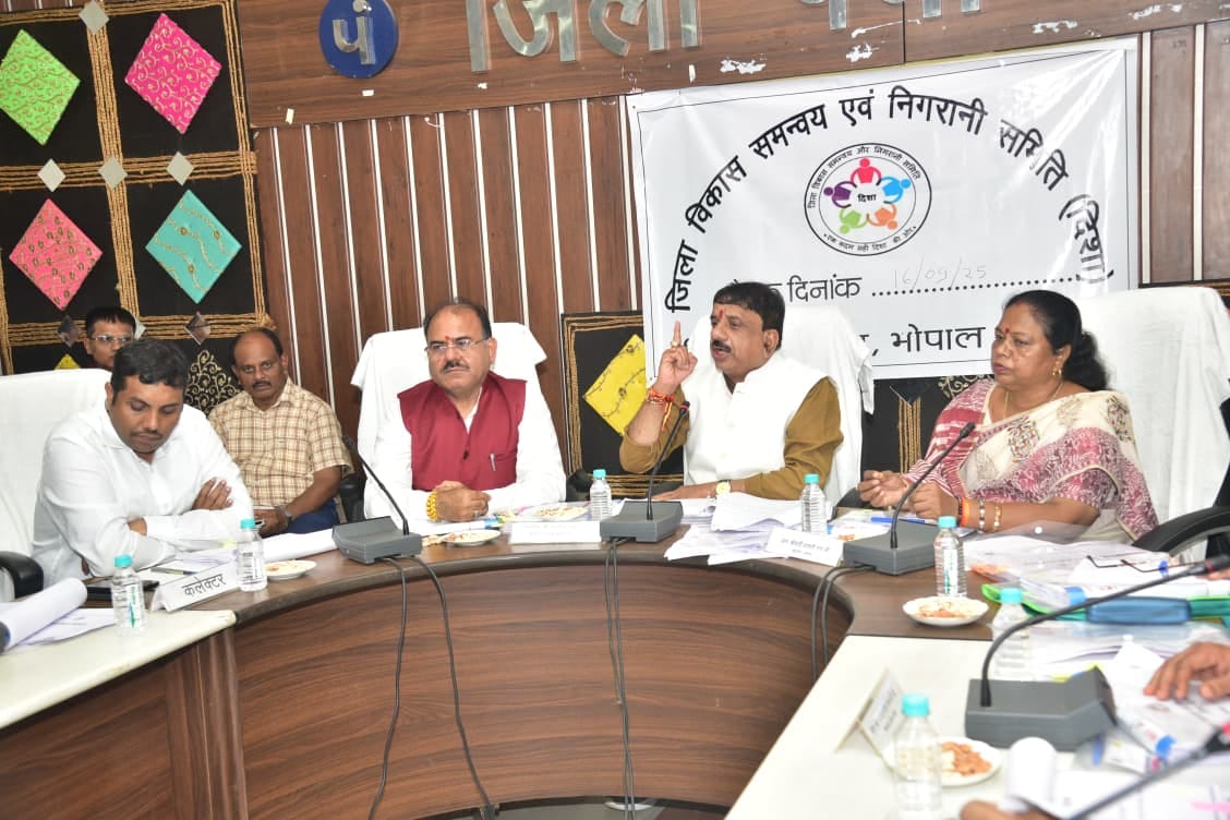 Bhopal: MP reprimanded the officials in the meeting, raised the issue of incomplete houses, operation of city