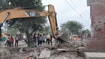 बुलडोजर से ध्वस्त किया गया अतिक्रमण