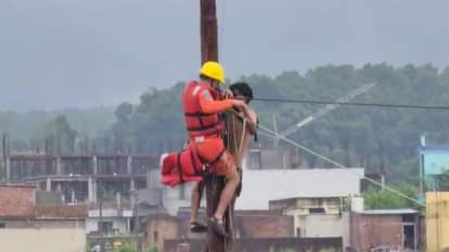 देहरादून के ठाकुरपुर में जान बचाने के लिए खंभों पर चढ़ गए लोग