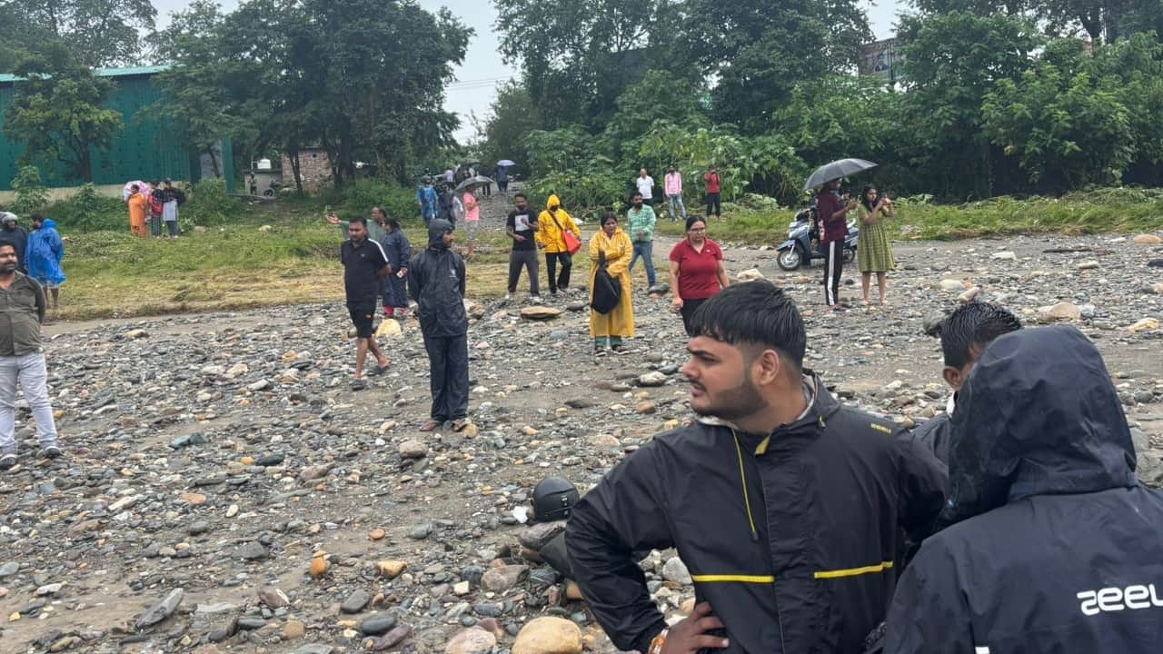 Uttarakhand Dehradun Cloudburst Sahastradhara Flood Heavy Rain People climbed the pillars in fear