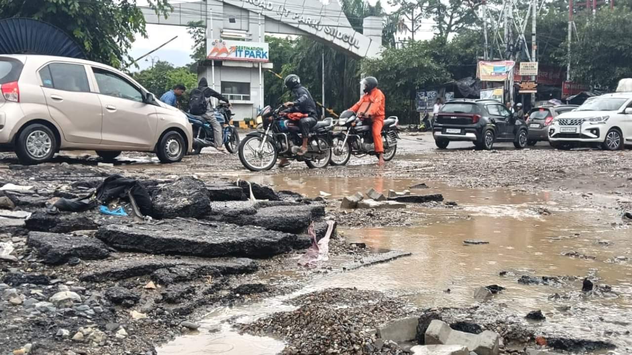 Cloudburst in Dehradun Sahastradhara one labourer died in Mussoorie heavy rains caused devastation Uttarakhand