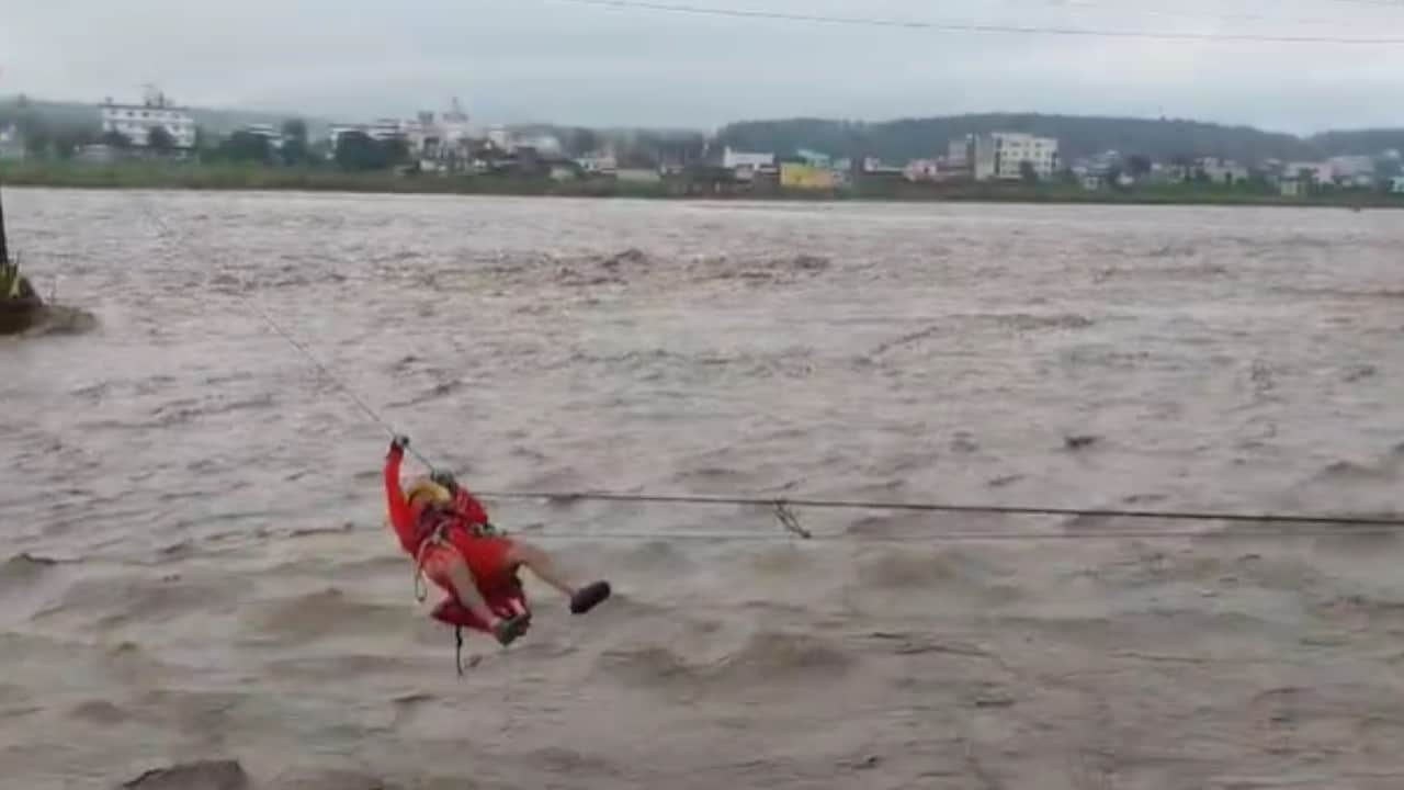 Uttarakhand Dehradun Cloudburst Sahastradhara Flood Heavy Rain People climbed the pillars in fear