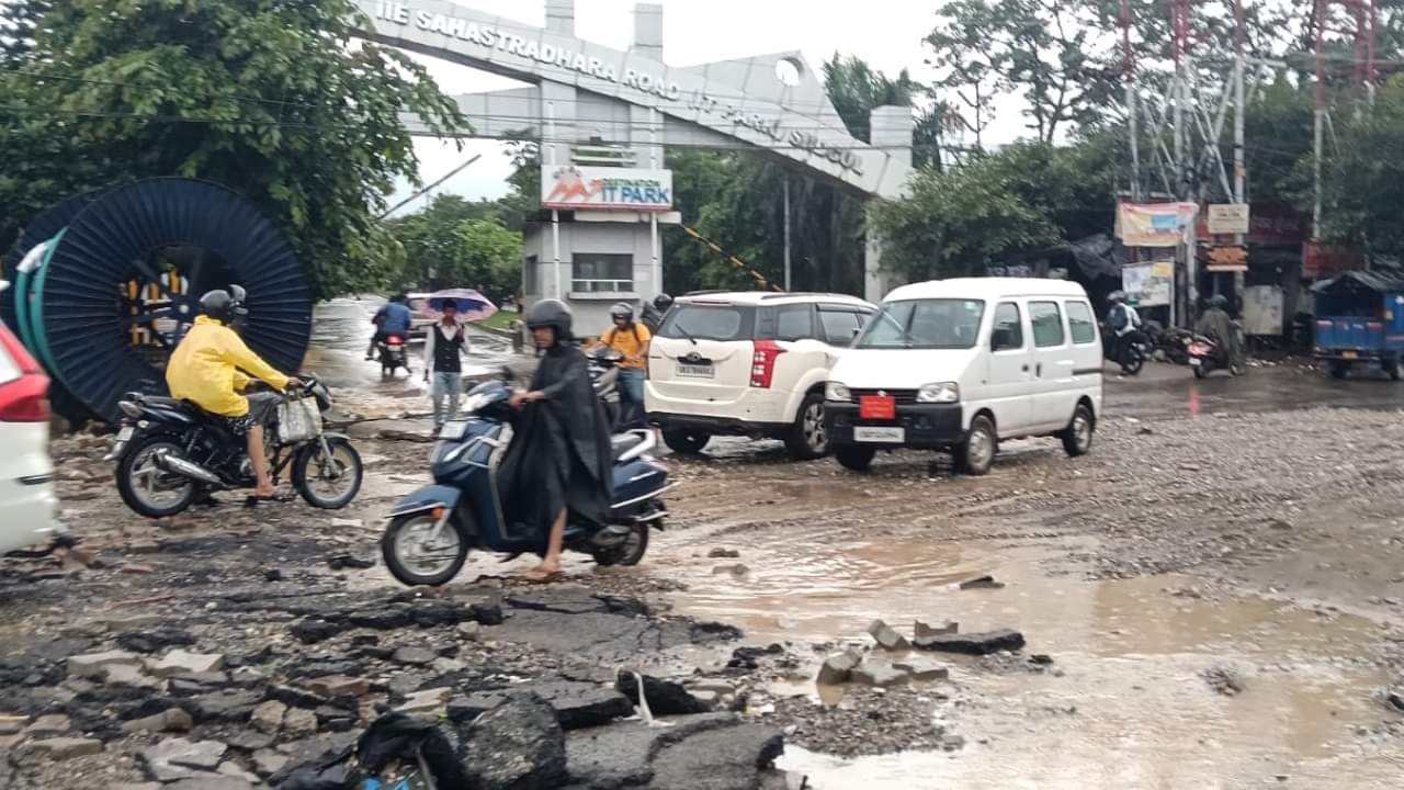 Cloudburst in Dehradun Sahastradhara one labourer died in Mussoorie heavy rains caused devastation Uttarakhand
