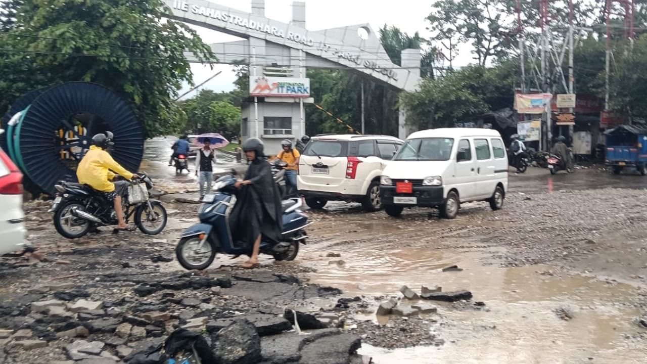 Cloudburst in Dehradun Sahastradhara one labourer died in Mussoorie heavy rains caused devastation Uttarakhand