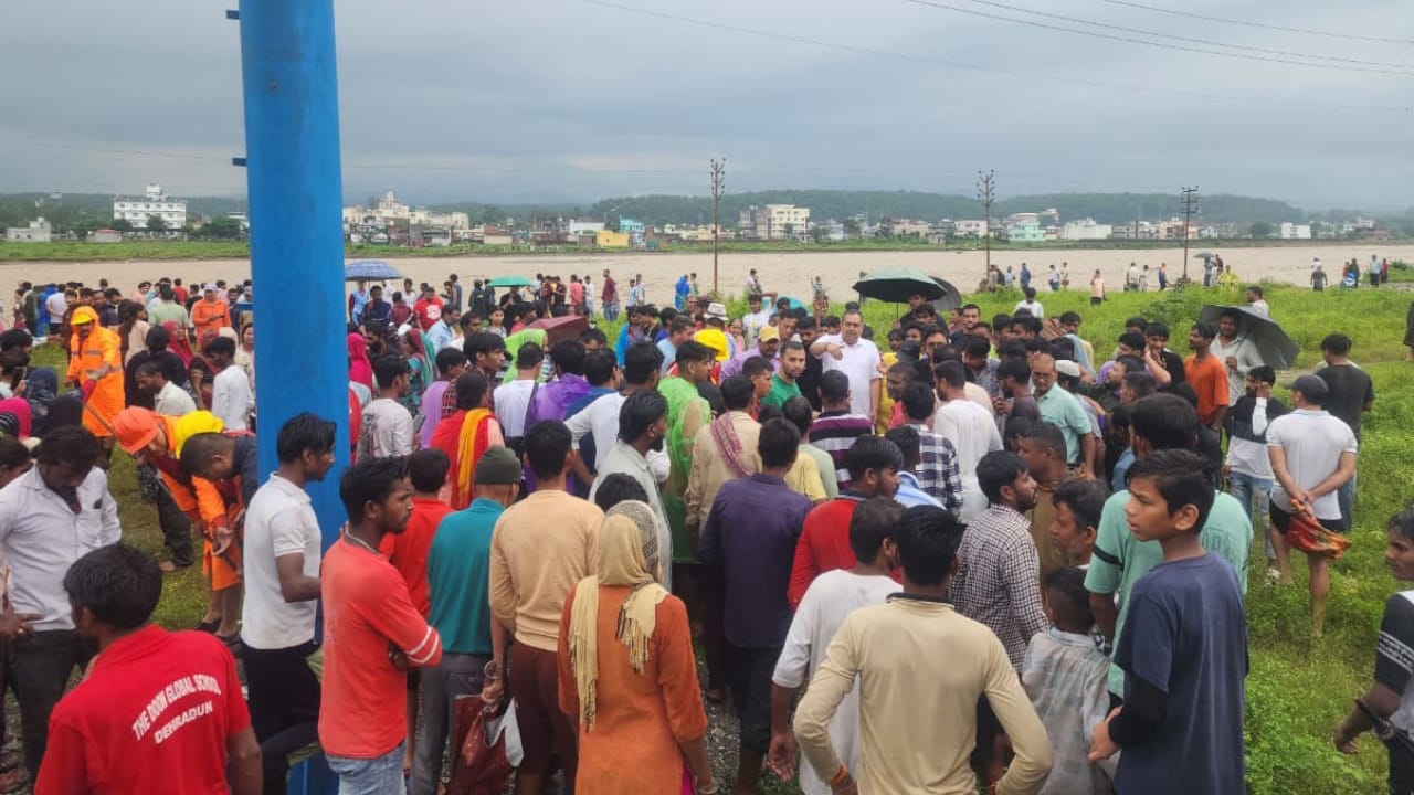 Uttarakhand Dehradun Cloudburst Sahastradhara Flood Heavy Rain People climbed the pillars in fear