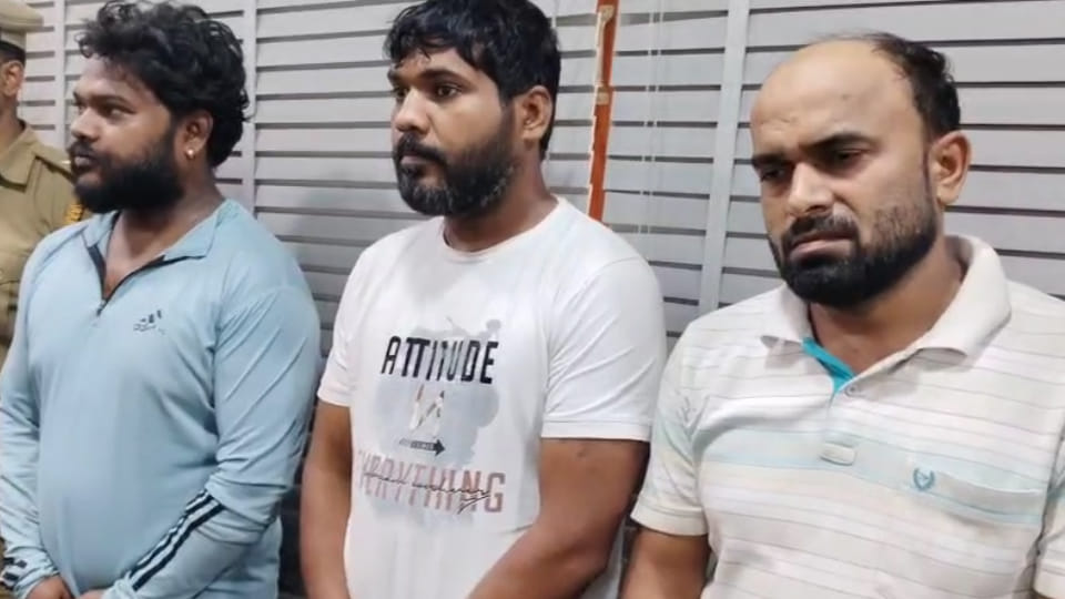 Kanpur: Three arrested for changing debit cards by looking at PIN code secretly
