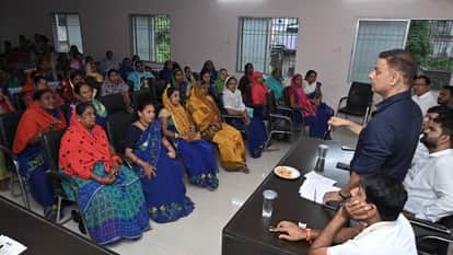 In meeting of Swachhata Didi's, a resolution was taken to make Bhatapara clean and beautiful