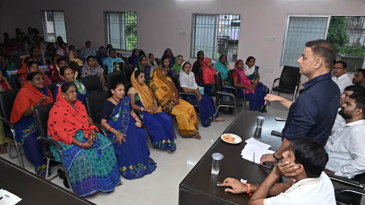 In meeting of Swachhata Didi's, a resolution was taken to make Bhatapara clean and beautiful