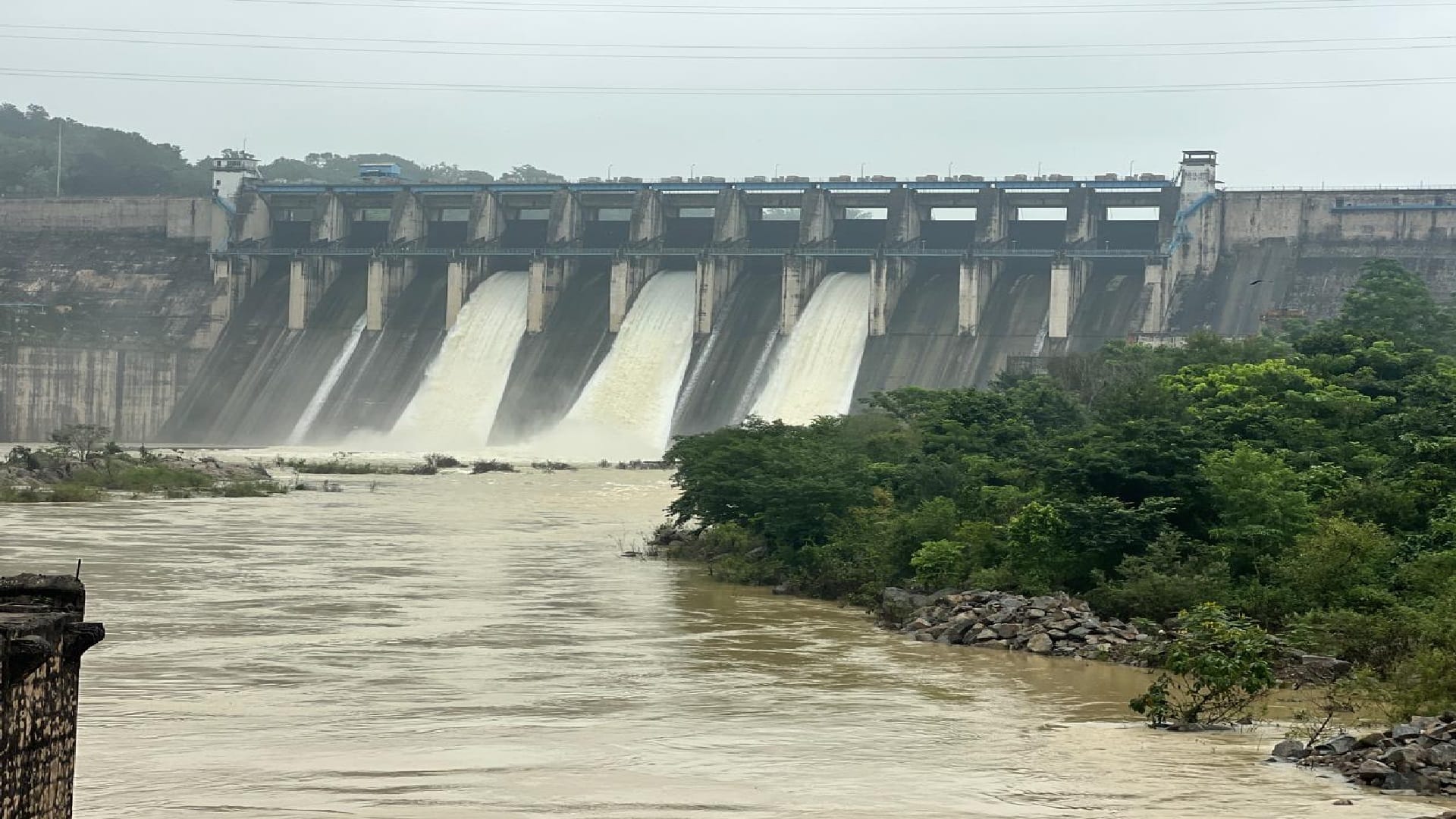 मिनीमाता बांगो बांध के तीन गेट खोले गए