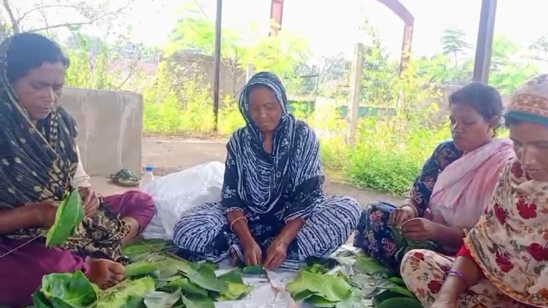 पत्तों से दोना-पत्तल बनाकर आत्मनिर्भरता की राह पर महिलाएं