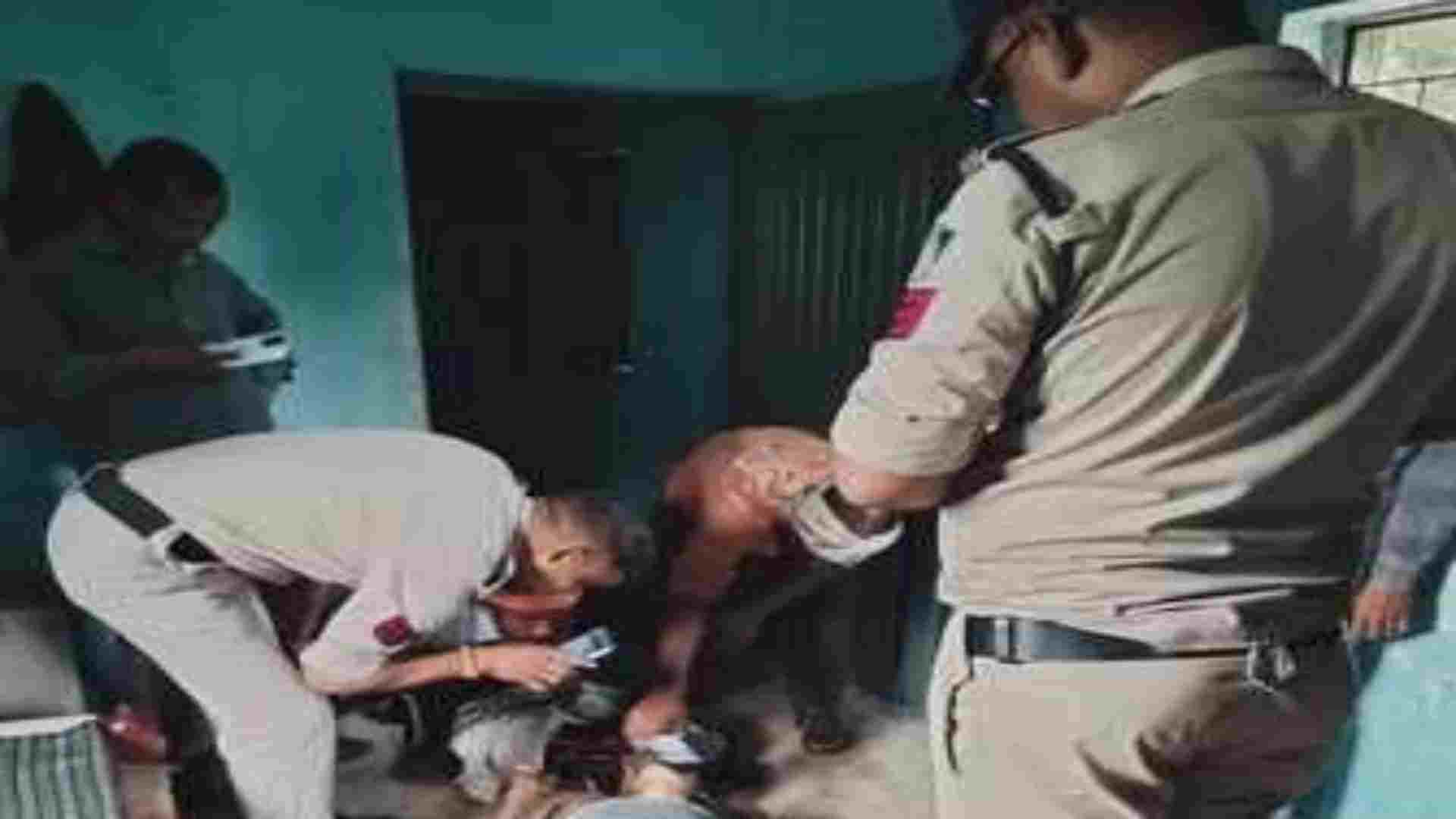 जांच के लिए पहुंची पुलिस टीम।