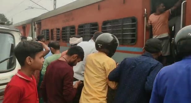 Kanpur woman was hit by train her torso fell on track her head fell 30 feet away police busy in identifying