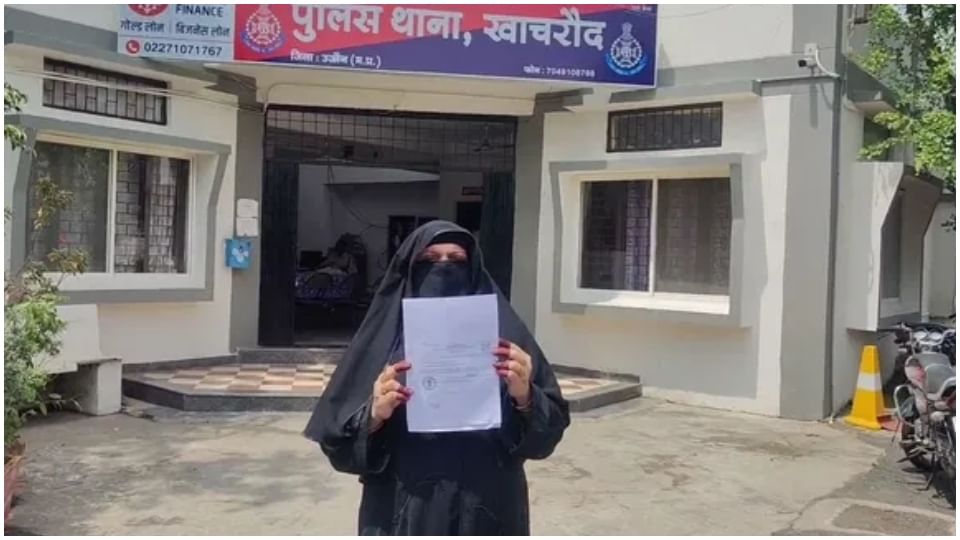 गिरफ्तारी वारंट लेकर थाने पहुंची महिला।