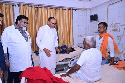 Lucknow: A huge peepal tree fell on the fish market, one died and four were injured