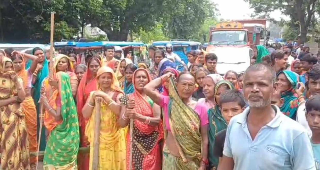 Flood victims blocked NH-80 due to non-receipt of compensation, vehicles remained stranded for hours