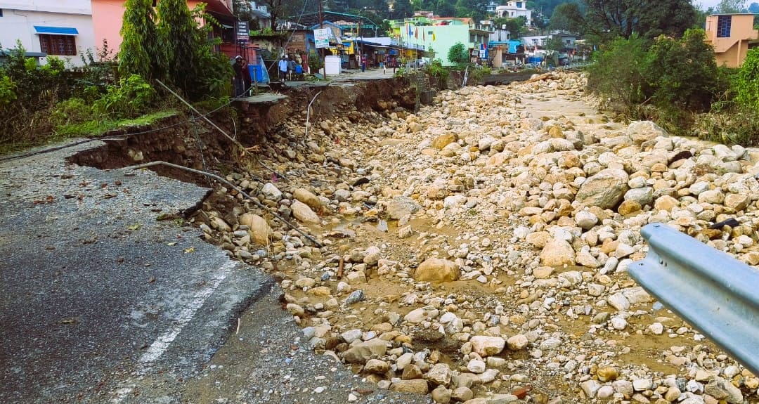 Dehradun weather Heavy Rainfall in Mussoorie Roads collapsed hotels and restaurants destroyed Road Closed