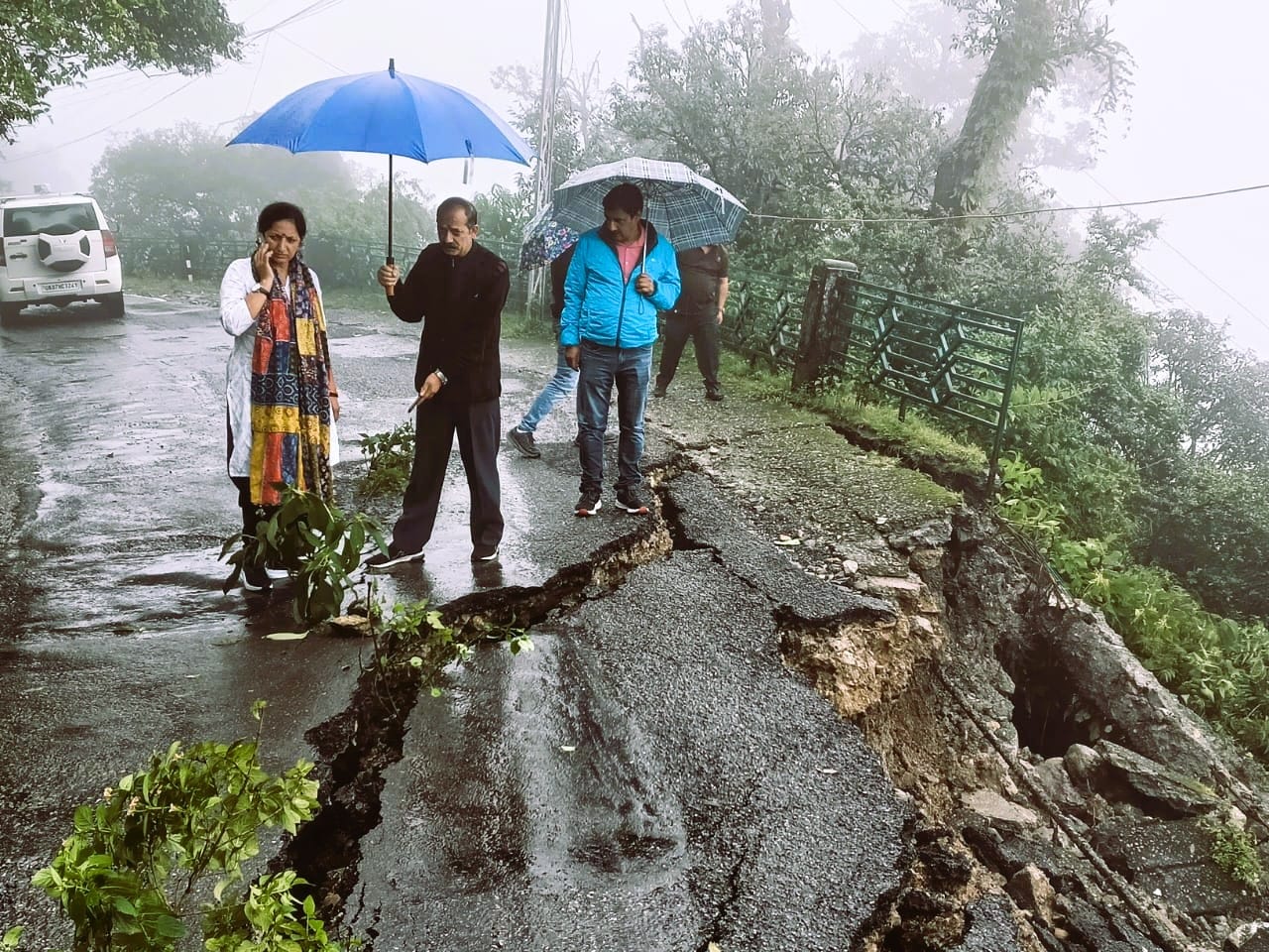 Dehradun weather Heavy Rainfall in Mussoorie Roads collapsed hotels and restaurants destroyed Road Closed