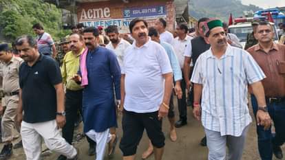 नुकसान का जायजा लेते उप-मुख्यमंत्री मुकेश अग्निहोत्री, विधायक व अन्य।