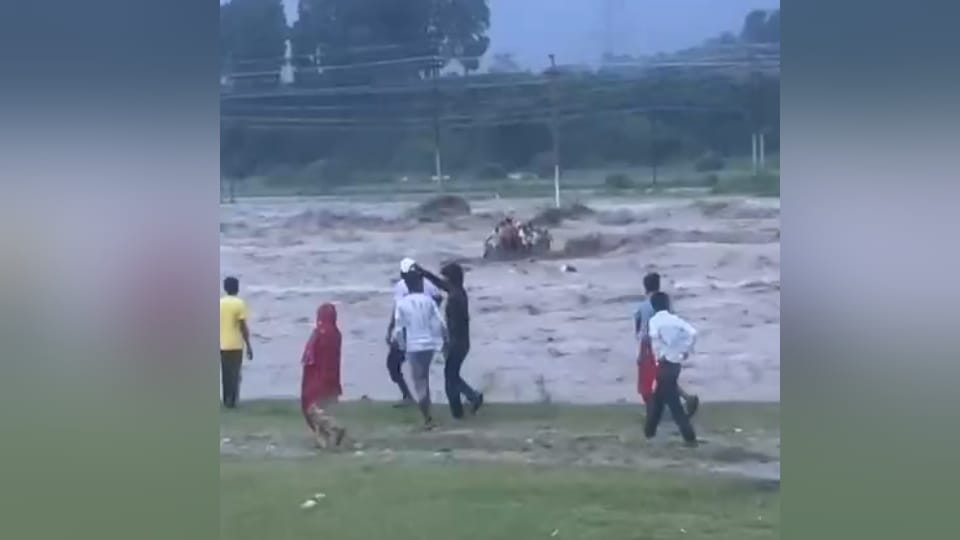 Dehradun Cloud Burst People kept screaming on banks of river 14 labourers got swept away in the flood