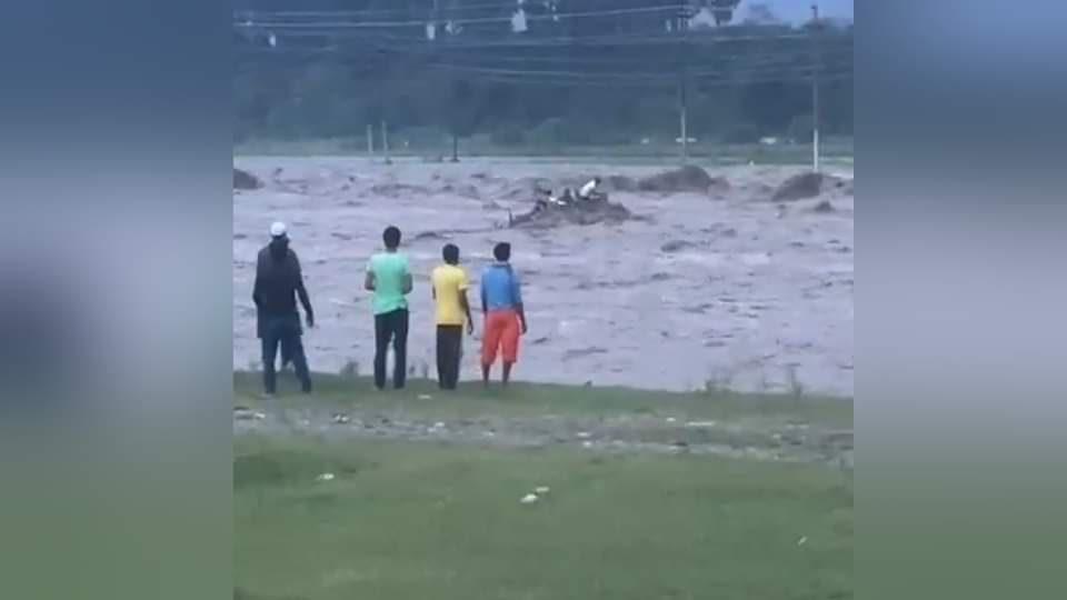 Dehradun Cloud Burst People kept screaming on banks of river 14 labourers got swept away in the flood