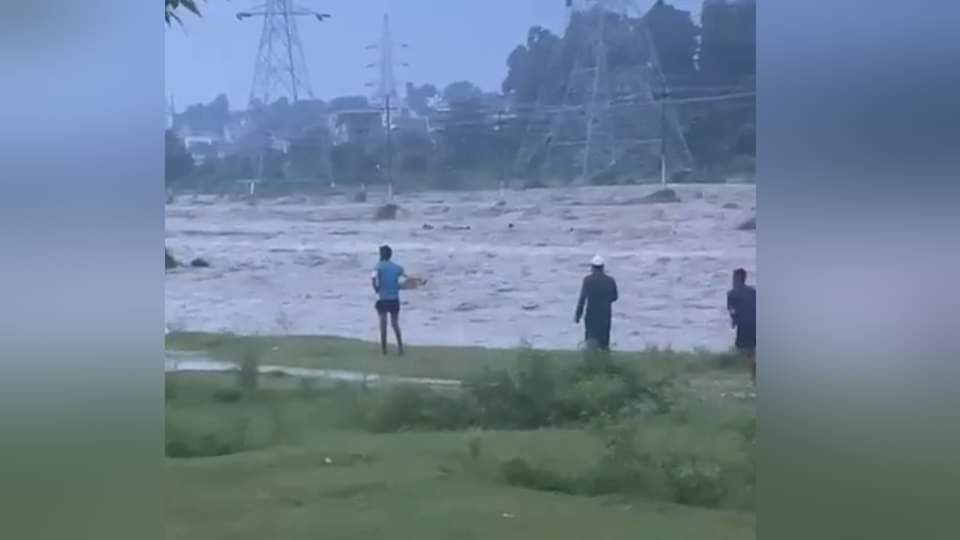 Dehradun Cloud Burst People kept screaming on banks of river 14 labourers got swept away in the flood