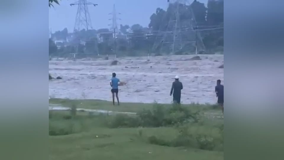 Dehradun Cloud Burst People kept screaming on banks of river 14 labourers got swept away in the flood