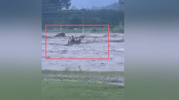 Dehradun Cloud Burst People kept screaming on banks of river 14 labourers got swept away in the flood