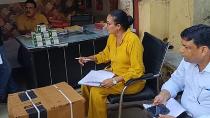 जांच करतीं औषधि निरीक्षक अनामिका जैन