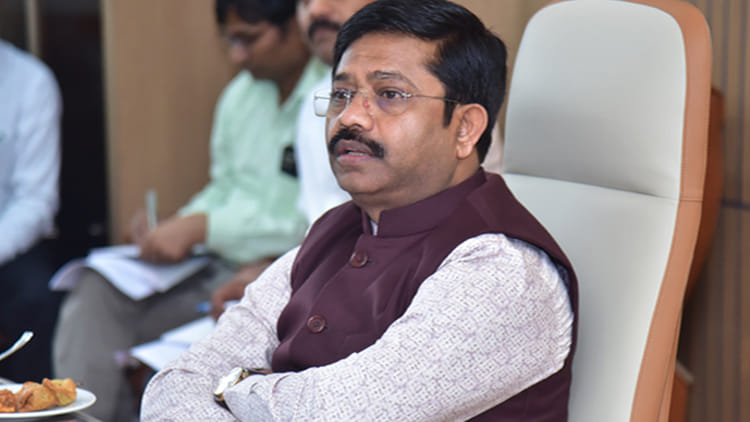 Kanpur: लंबित जांचें और विकास कार्यों की धीमी गति पर भड़के औद्योगिक मंत्री नंदी