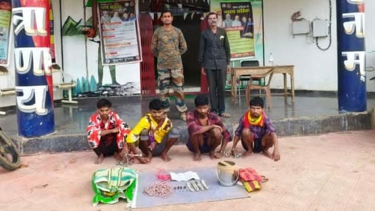 Sukma: फुलबगड़ी थाना क्षेत्र में चार नक्सली गिरफ्तार, टिफिन बम और विस्फोटक बरामद; बताया अपना खौफनाक प्लान