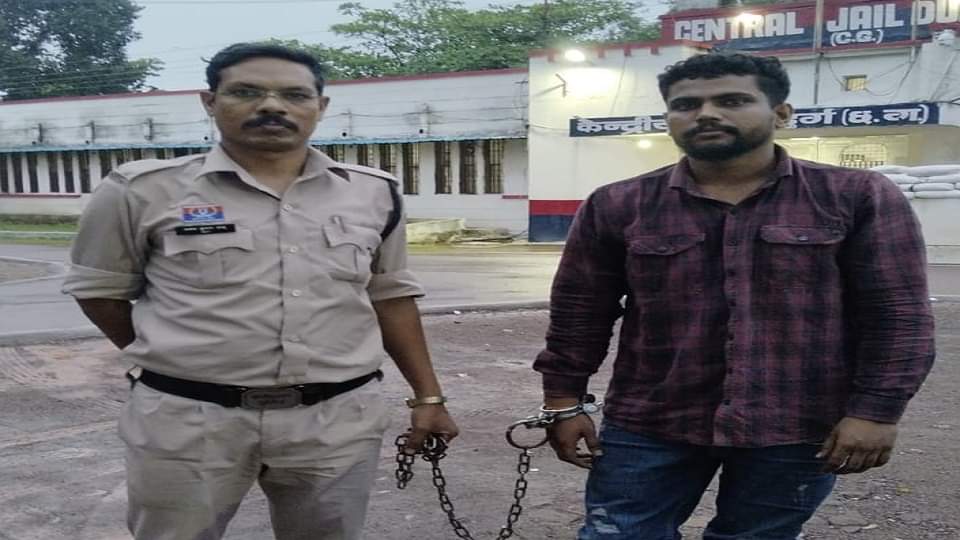 पुलिस की गिरफ्त में आरोपी