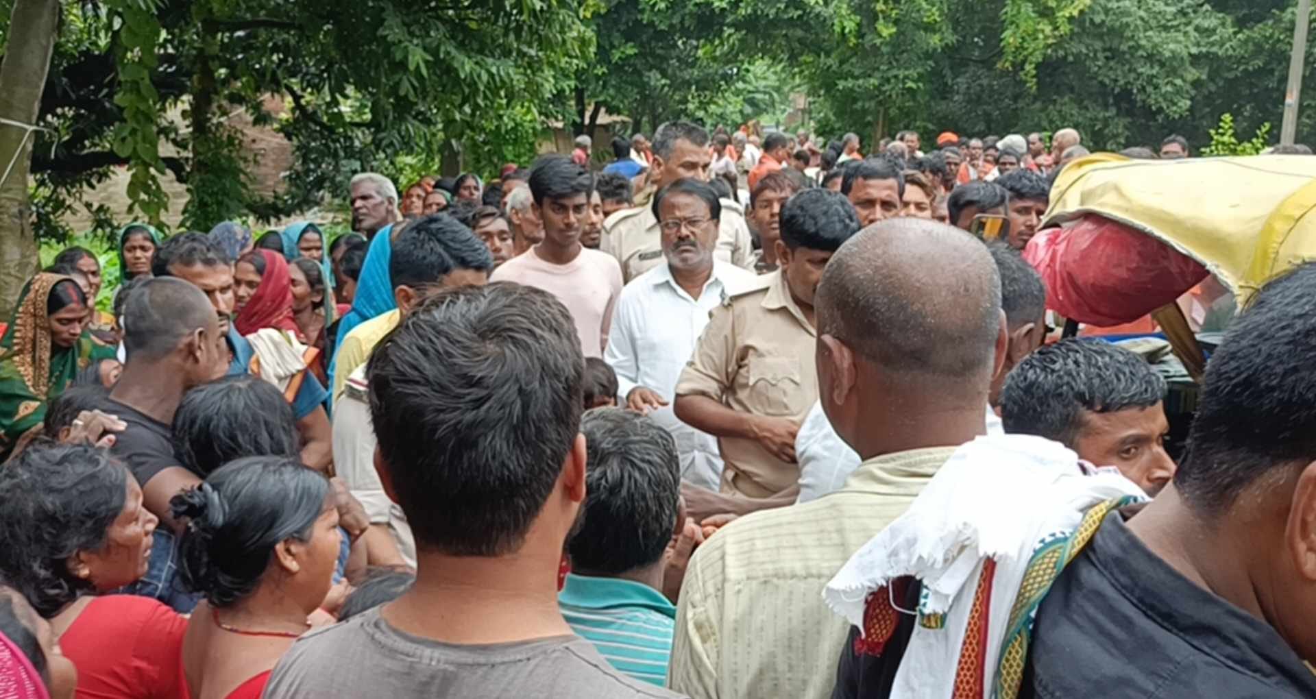 प्रदर्शन करते लोग