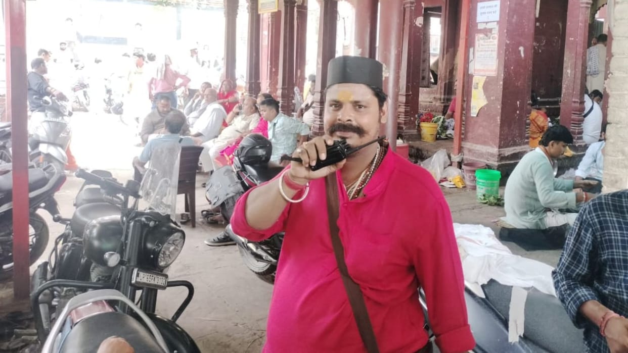 walkie-talkie messages given to devotees at Pishachmochan Tirtha in varanasi