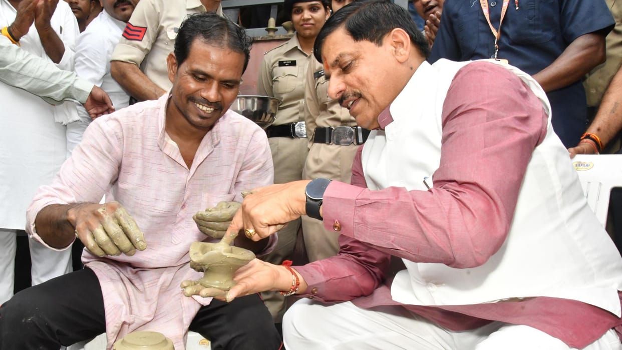MP News: Swadeshi fair organized in Bhopal Haat, from dishes to LEDs made by village girls