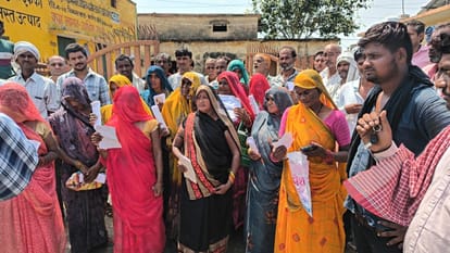 Jhansi: Farmers standing in line for fertilizers became disappointed after seeing the notice