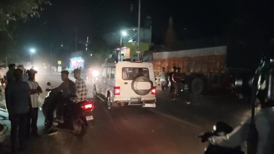 Sambhal: Fight between the vigilance team of the electricity department and the people, two including a woman