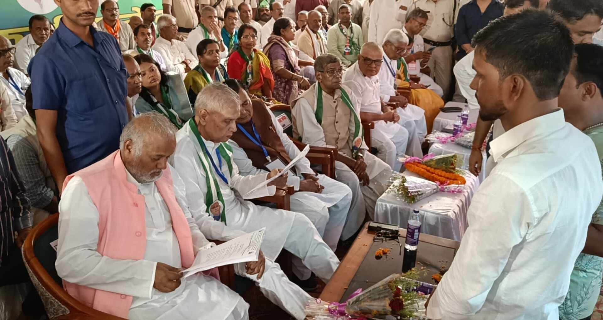 सुपौल एनडीए सम्मेलन में स्वच्छता कर्मियों का प्रदर्शन