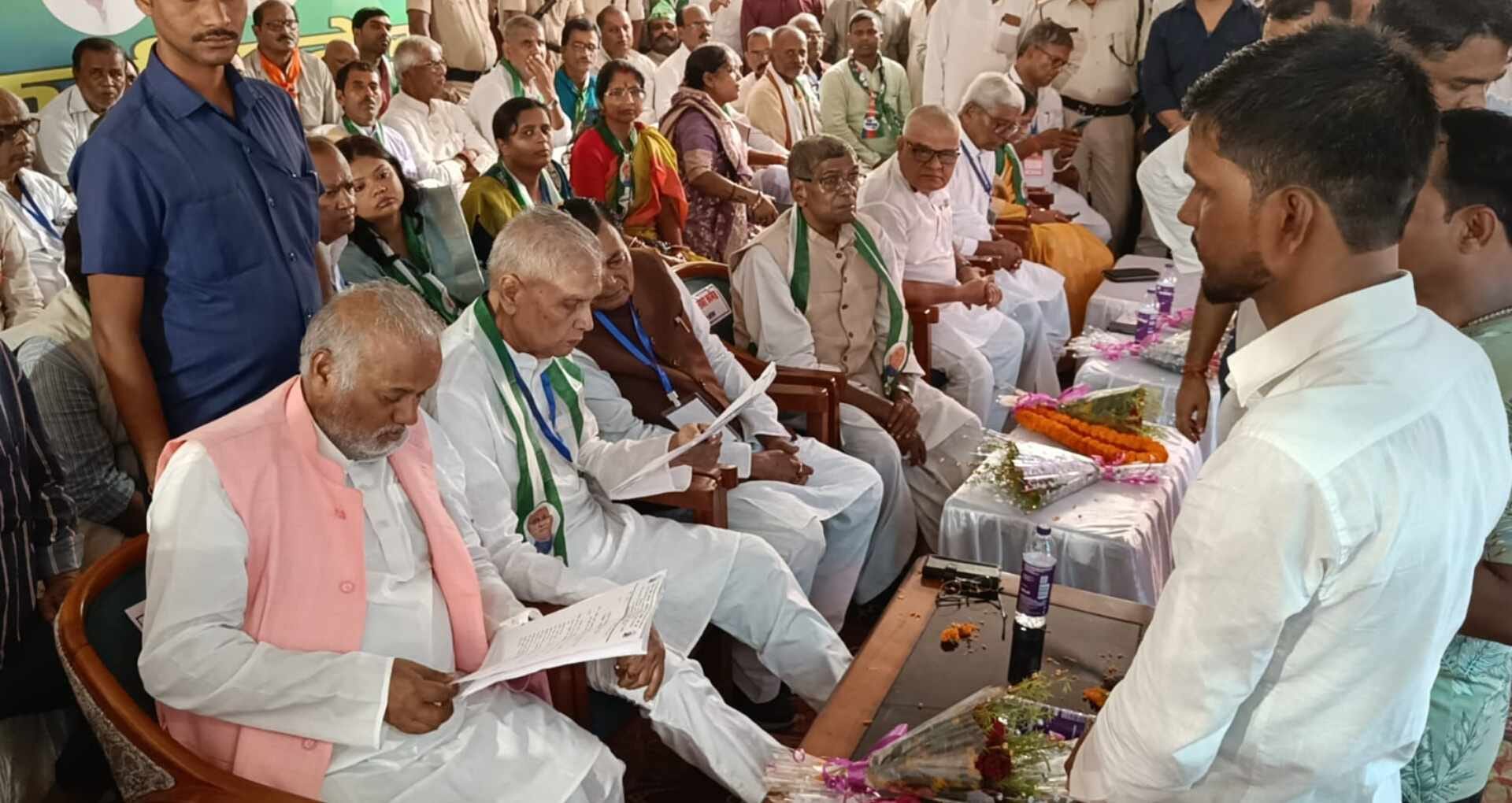 सुपौल एनडीए सम्मेलन में स्वच्छता कर्मियों का प्रदर्शन