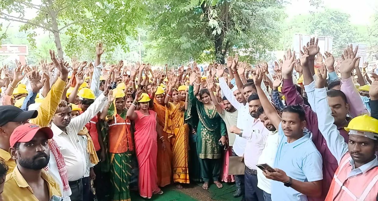 Sanitation workers demonstrated at the Collectorate, warned about five point demands including honorarium hike